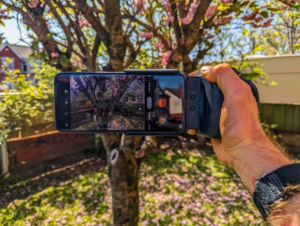 ShiftCam ProGrip Review – DSLR style grip for photography on your 