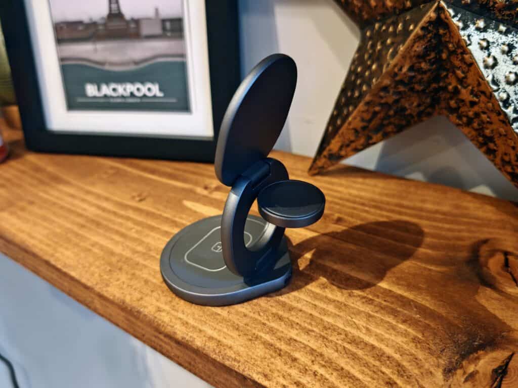 QDOS SnapStand 3 in 1 Wireless Charger Review 4