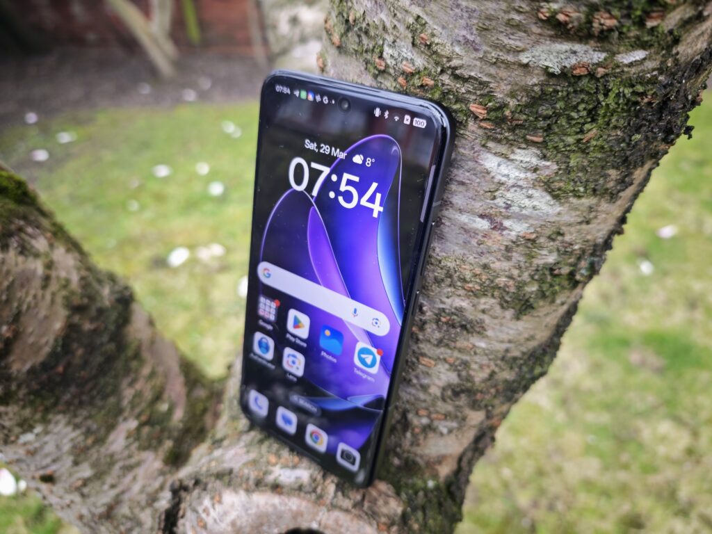 OPPO Reno13 Pro Angled OPPO Reno13 Pro Angled